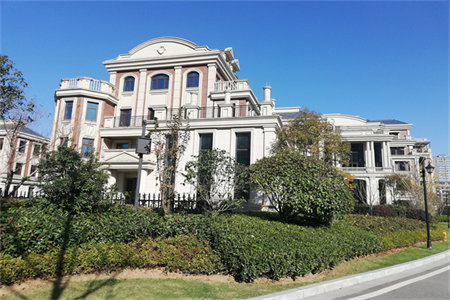 天山花园5室5厅3卫135万元